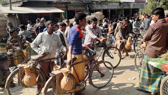 ‘সরোজগঞ্জ গুড় হাট’ প্রতি হাটে বিক্রি দেড় থেকে দুই কোটি টাকা।