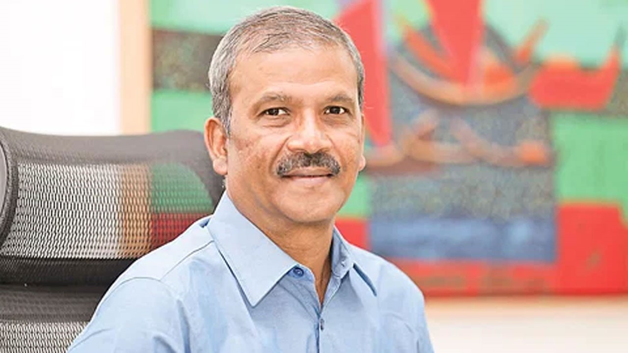 পাগলের প্রলাপের মতো গুজব ছড়ানো হচ্ছে, এসবে কান দিবেন না: আইন উপদেষ্টা