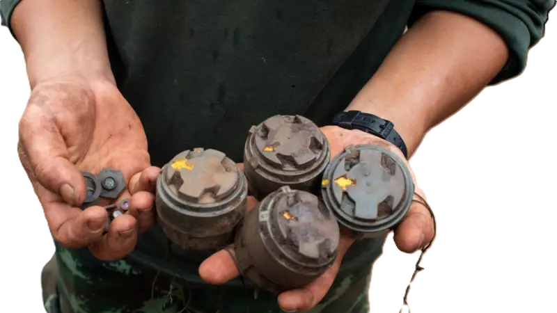 মিয়ানমারের সীমান্তে এরকম অনেক ল্যান্ডমাইন স্থাপন করেছে সেদেশের সামরিক বাহিনী ও বিদ্রোহীরা