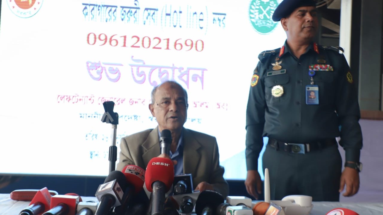 ১১ শীর্ষ সন্ত্রাসীসহ ধরা পড়েনি জেল পলাতক ৭০০ আসামি : স্বরাষ্ট্র উপদেষ্টা