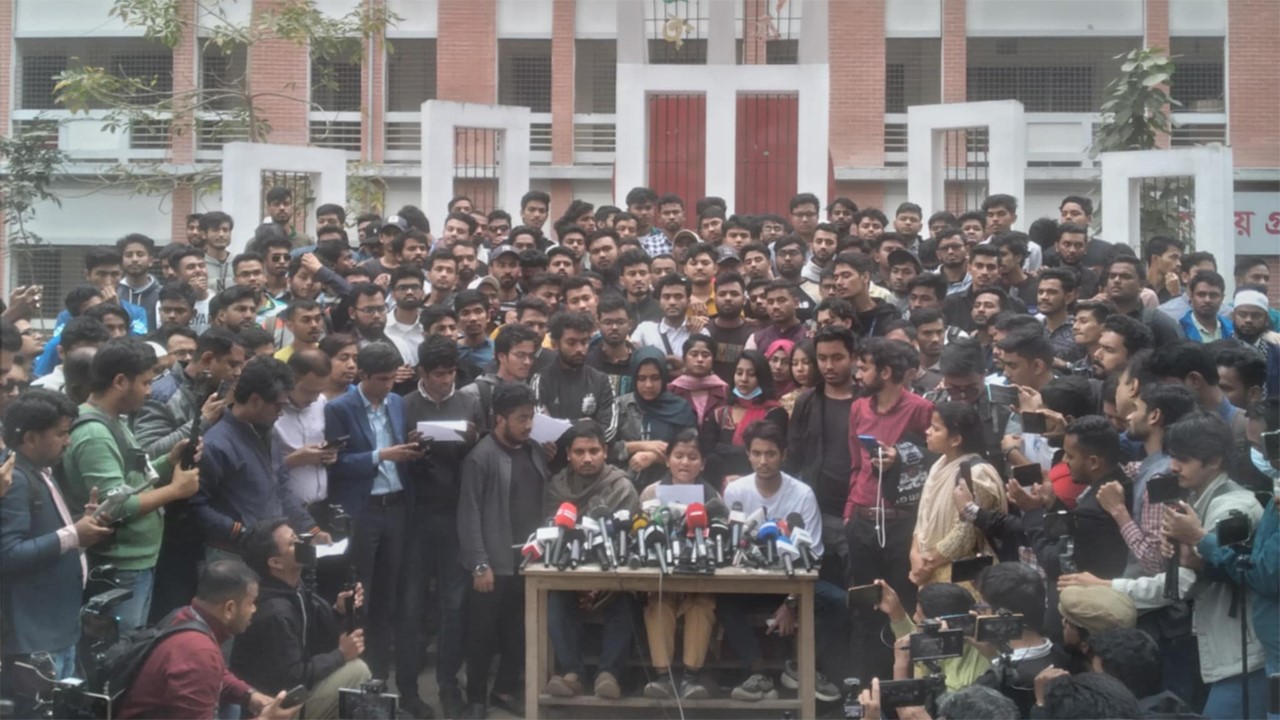 ঢাবি’র প্রো-ভিসির পদত্যাগে ৪ঘন্টার আল্টিমেটাম ৭ কলেজ শিক্ষার্থীদের