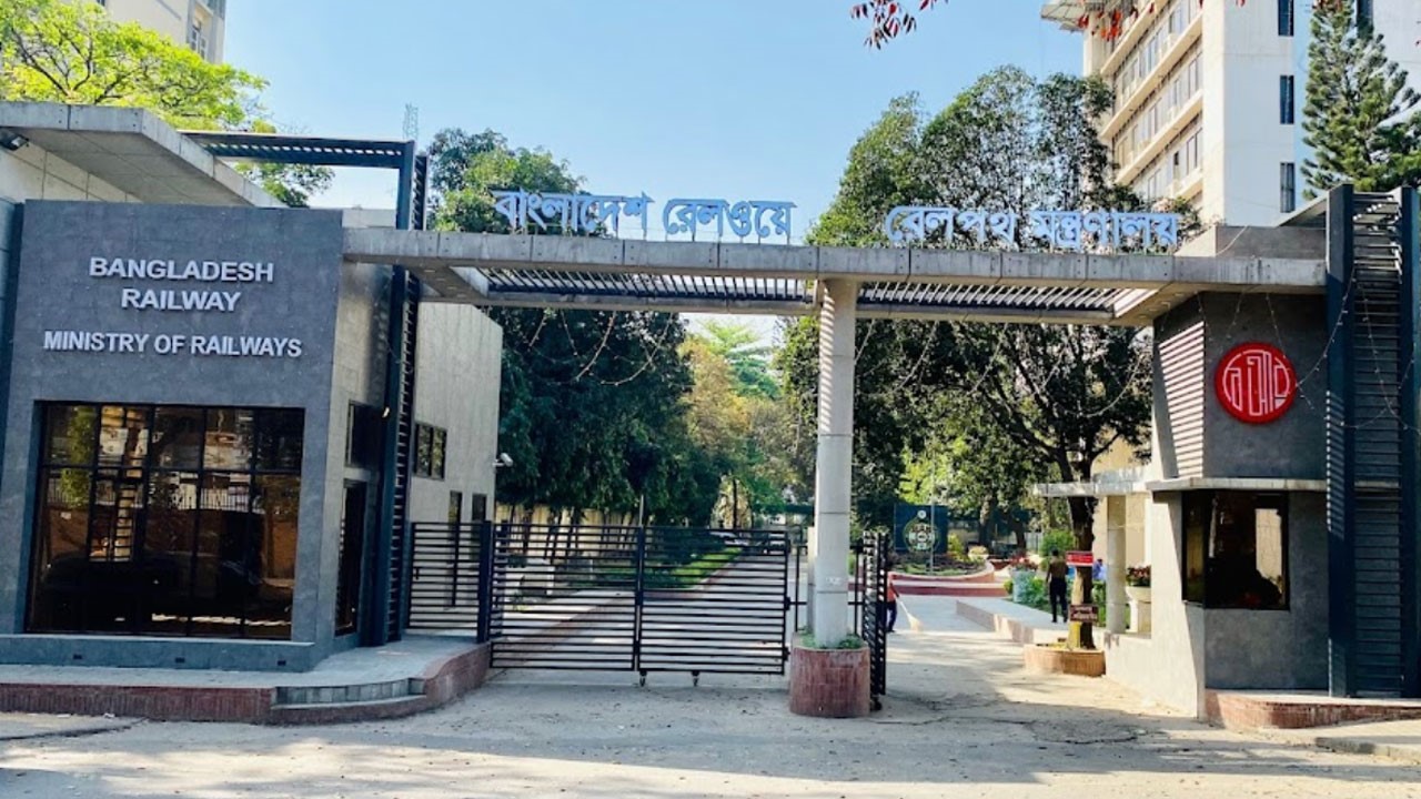 সারাদেশে ট্রেন বন্ধ, এবার রেল ভবনে জরুরি সভা