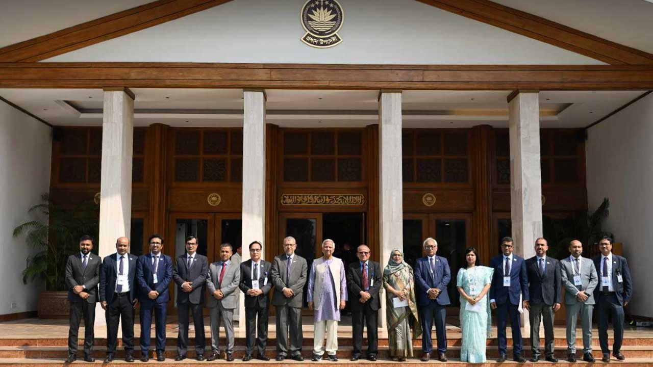 স্বাধীনভাবে কাজ করুন কারো ধমক শুনবেন না : ডিসিদের প্রধান উপদেষ্টা