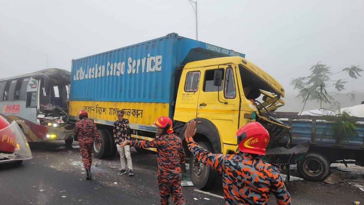 মাওয়ায় ঘন কুয়াশায় ৫ গাড়ির সংঘর্ষ, আহত ২০