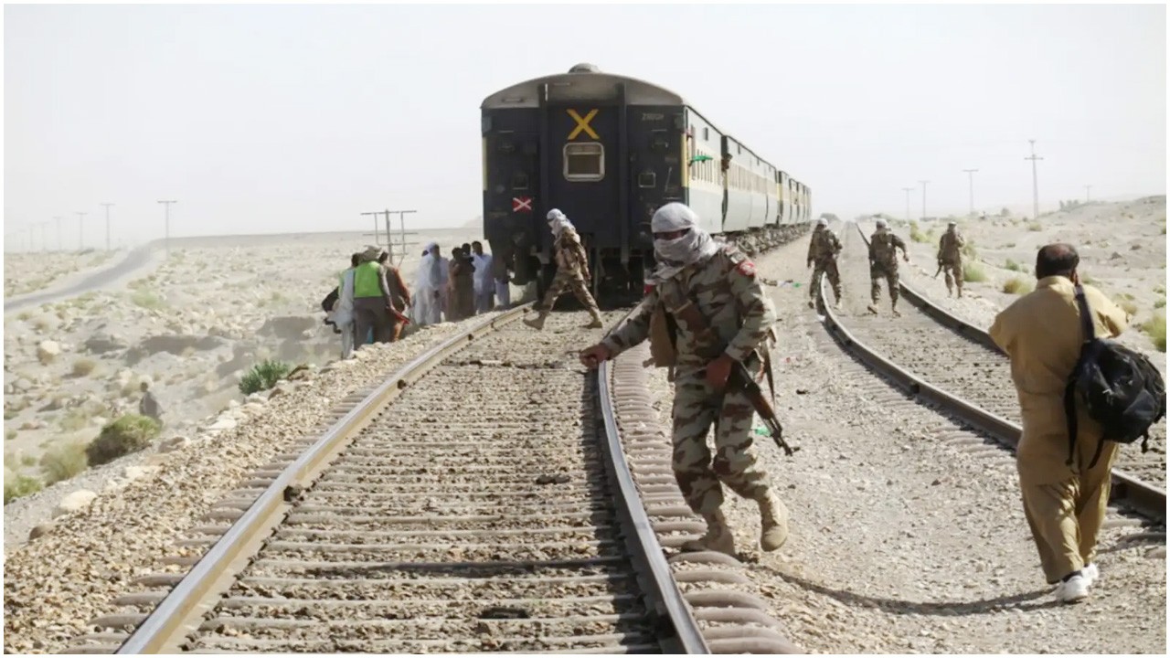 পাকিস্তানে ট্রেনে সশস্ত্র জঙ্গি হামলা, ১৬ হামলাকারী নিহত
