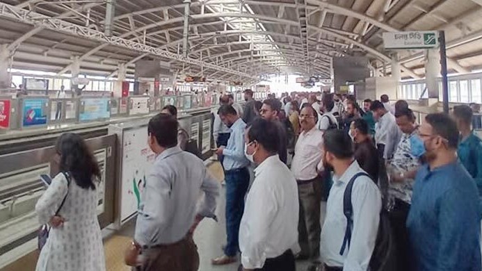 কর্মবিরতিতে কর্মীরা তবুও চলছে মেট্রোরেল