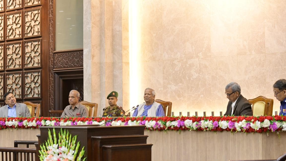 আইন শৃঙ্খলা ইস্যুতে পুলিশ কর্মকর্তাদের দিক নির্দেশনা দিলেন প্রধান উপদেষ্টা