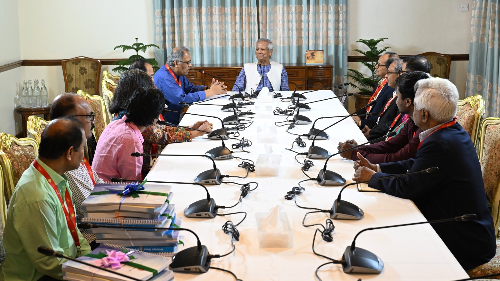 প্রধান উপদেষ্টার কাছে গণমাধ্যম সংস্কার কমিশনের প্রতিবেদন হস্তান্তর