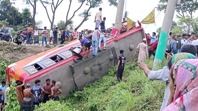 ফরিদপুরে বাস খাদে, নিহত ৫