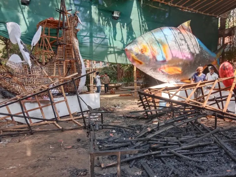 চারুকলায় ফ্যাসিবাদের মুখাকৃতিতে আগুন, রহস্যজনক বলছে পুলিশ