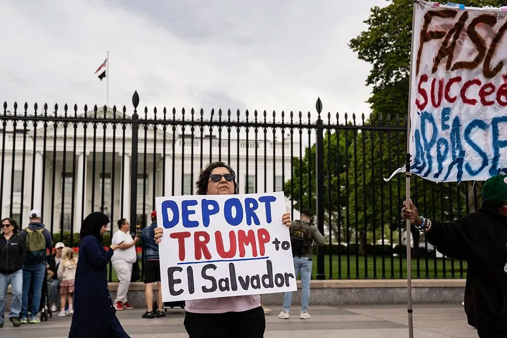 ট্রাম্পের বিরুদ্ধে বিক্ষোভে হাজারো মানুষ