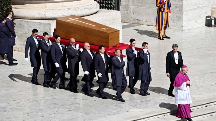 পোপ ফ্রান্সিসের শেষকৃত্যে লাখ মানুষের ঢল