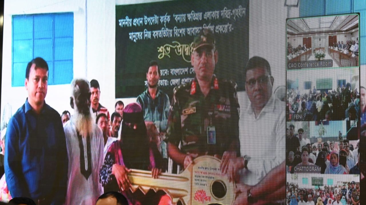 বন্যায় ক্ষতিগ্রস্তদের ঘর হস্তান্তর করলেন প্রধান উপদেষ্টা