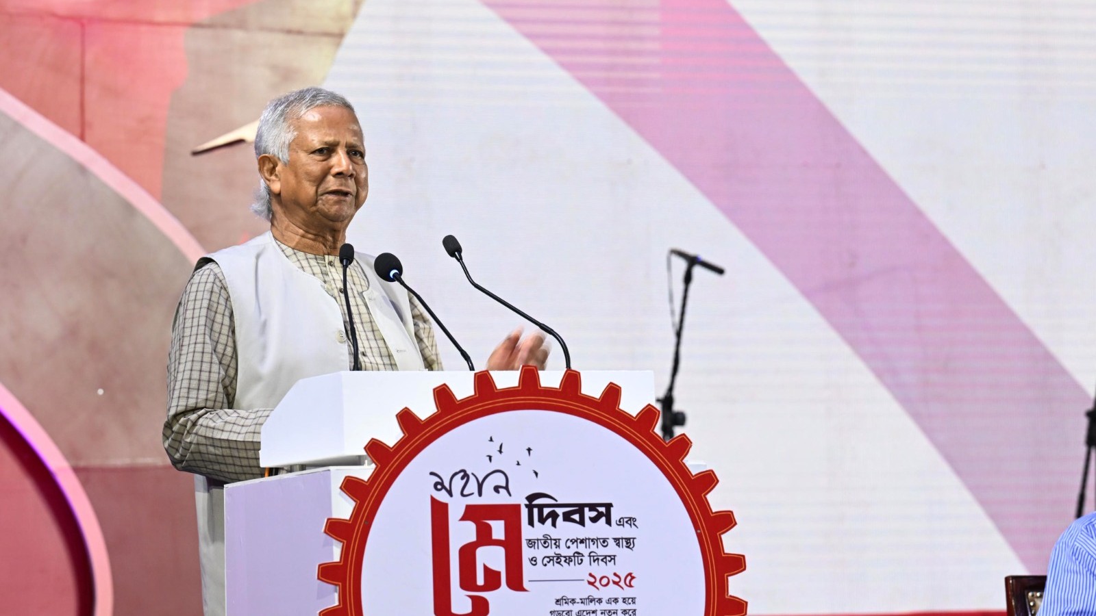 শ্রমিকের ন্যায্য স্বীকৃতি ও সুরক্ষা নিশ্চিতে সরকার প্রতিশ্রুতিবদ্ধ: প্রধান উপদেষ্টা