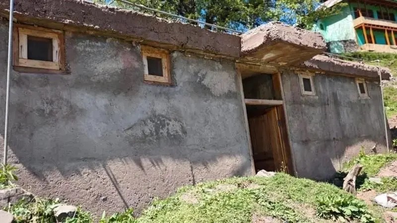 বাঙ্কার সংস্কারে ব্যস্ত কাশ্মীর সীমান্তের মানুষ