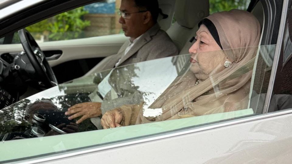 দেশের পথে খালেদা জিয়া