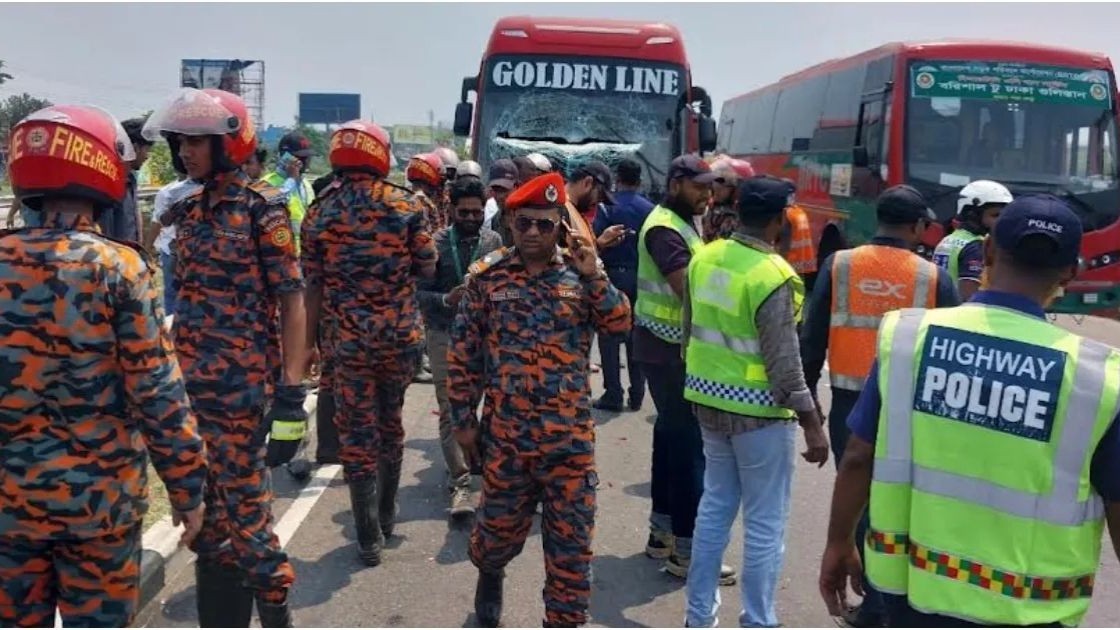 থেমে থাকা অ্যাম্বুলেন্সে বাসের ধাক্কা, ঢাকা-মাওয়া এক্সপ্রেসওয়েতে নিহত ৫