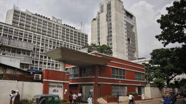 সরকারি চাকরি অধ্যাদেশ বাতিলের দাবিতে কর্মকর্তা ও কর্মচারীদের বিক্ষোভ