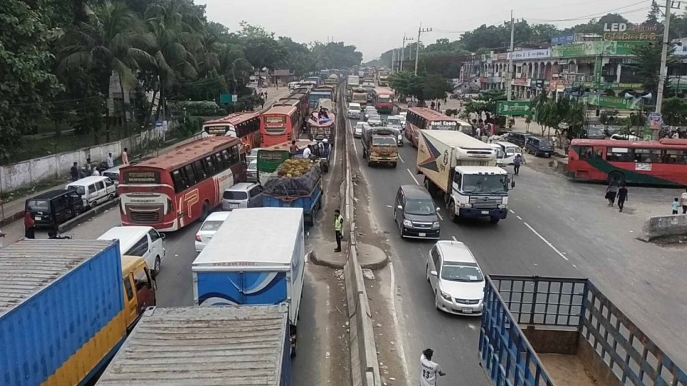 ঢাকা-চট্টগ্রাম মহাসড়কে যানবাহনে ধীরগতি