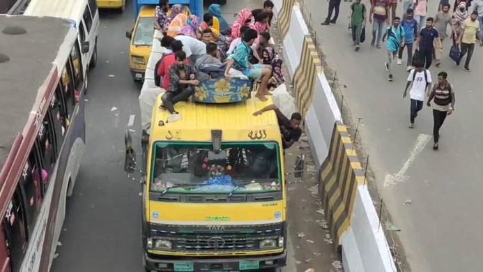 গাজীপুরের দুই মহাসড়কে যানজটে নাকাল ঈদে ঘরমুখো মানুষ