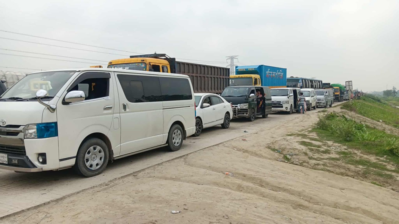 যমুনা সেতুর দুই প্রান্তে দীর্ঘ যানজট ও যানবাহনের ধীরগতি