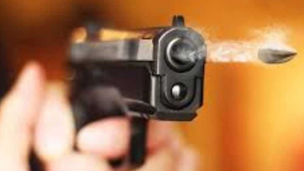 রাজধানীর পল্টনে মাদক কারবারিদের গুলিতে দুই পুলিশ সদস্য আহত