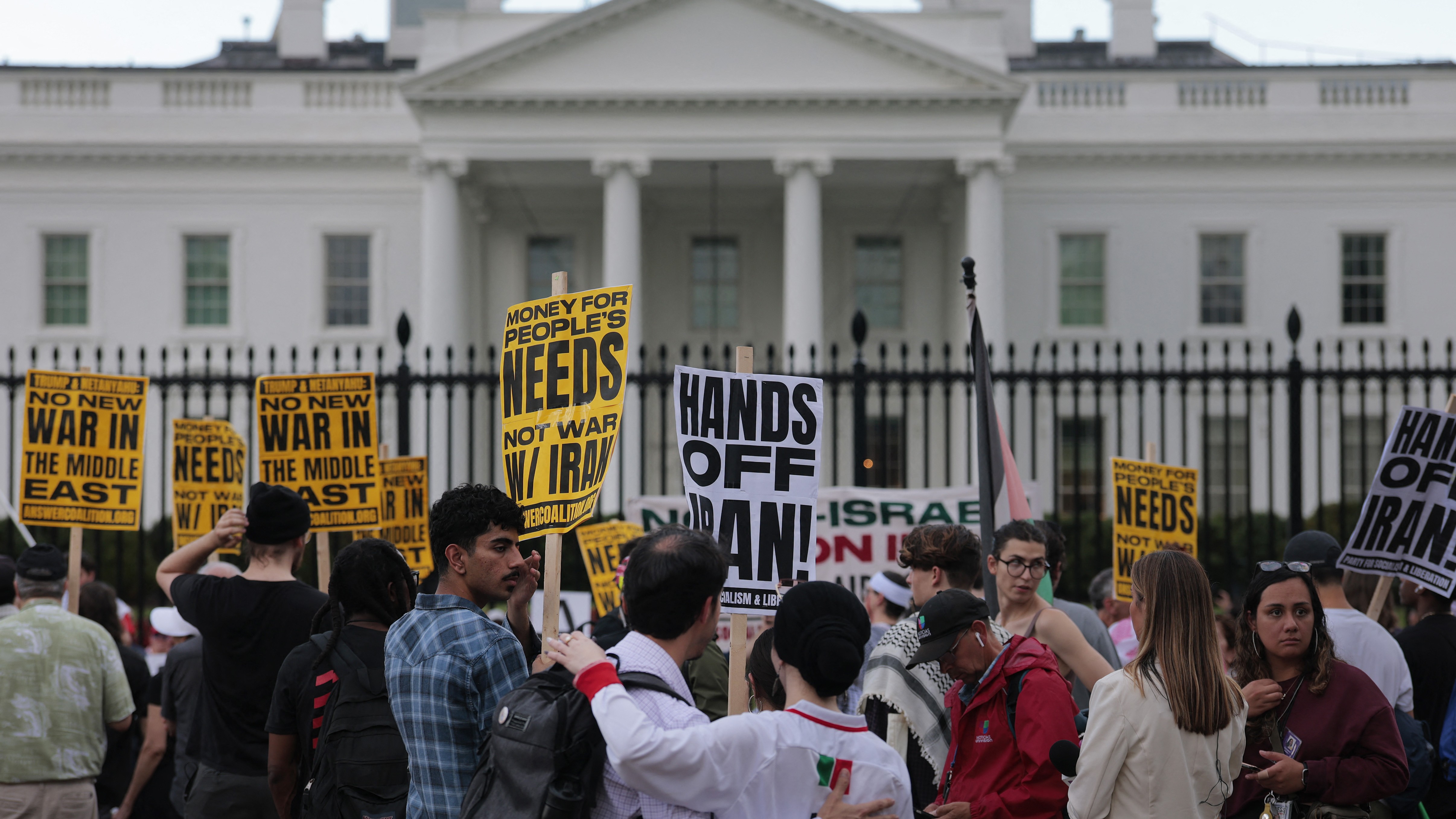 ইরানে সম্ভাব্য হামলার অবকাঠামোগত প্রস্তুতি নিচ্ছে যুক্তরাষ্ট্র: আল জাজিরা