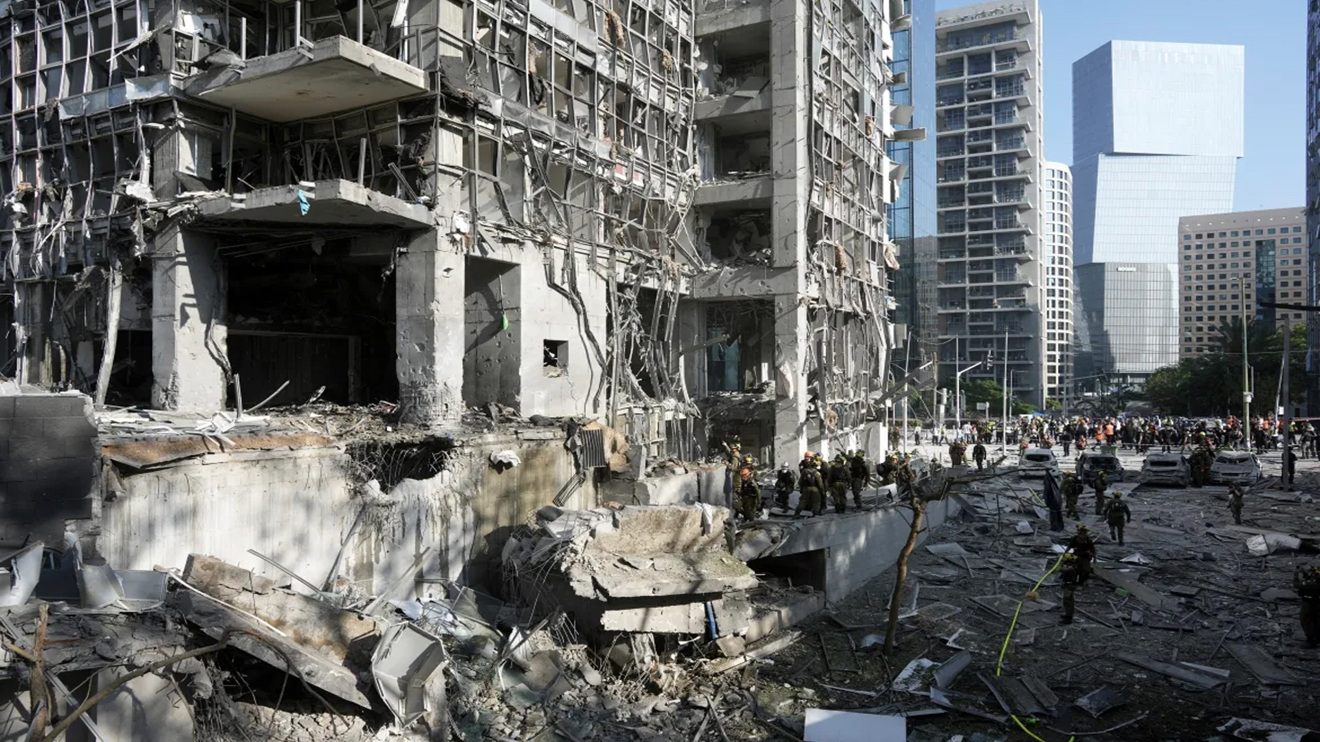 ইরানের তিনদফা ক্ষেপনাস্ত্র হামলায় ইসরায়েলে নিহত ৩।