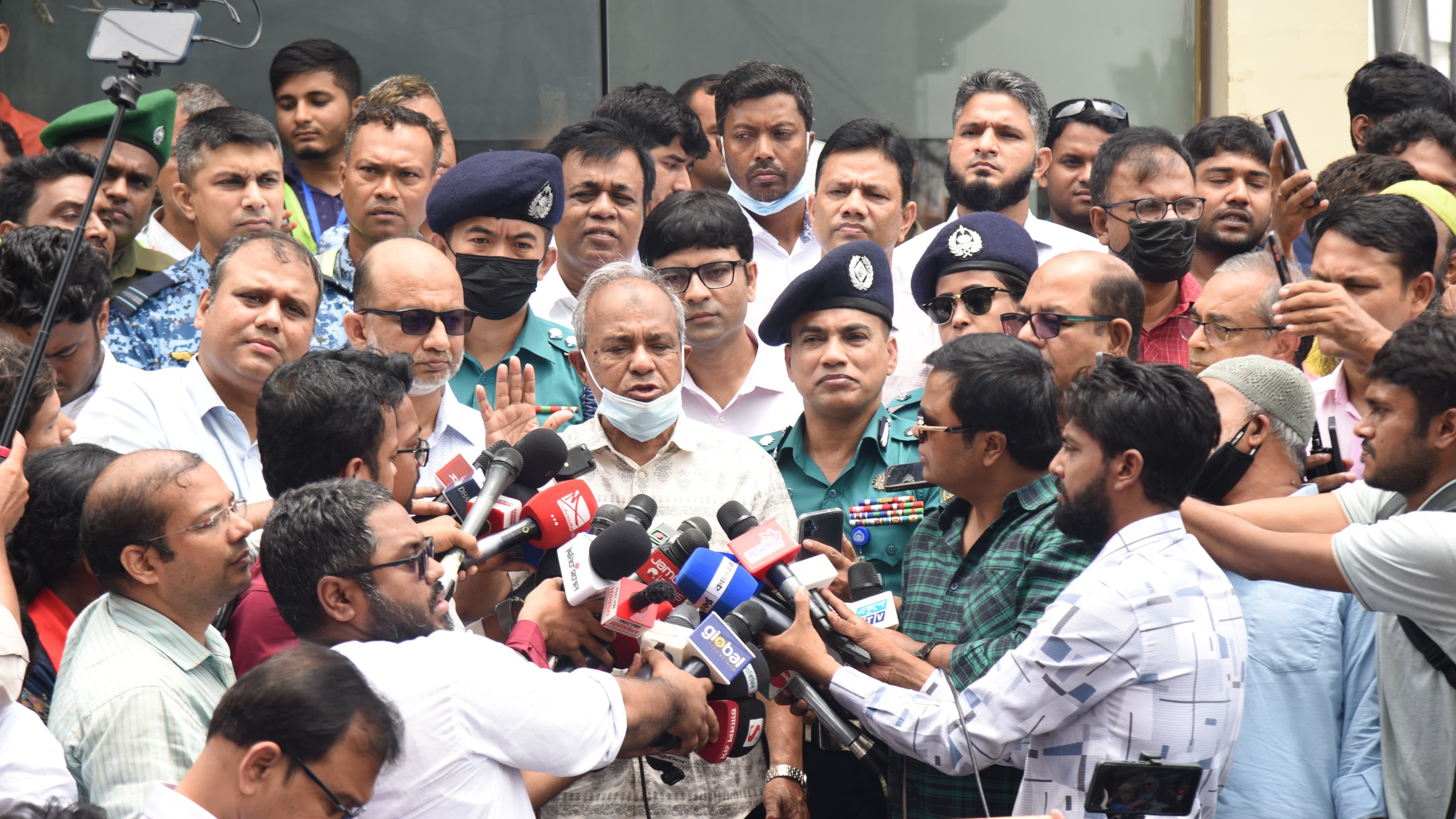 বাংলাদেশে বর্তমানে কোনো ধরনের জঙ্গিবাদ নেই: স্বরাষ্ট্র উপদেষ্টা