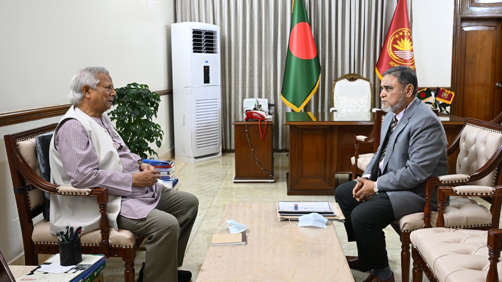 ডিসেম্বরের মধ্যে সংসদ নির্বাচনের সার্বিক প্রস্তুতির নির্দেশ প্রধান উপদেষ্টার