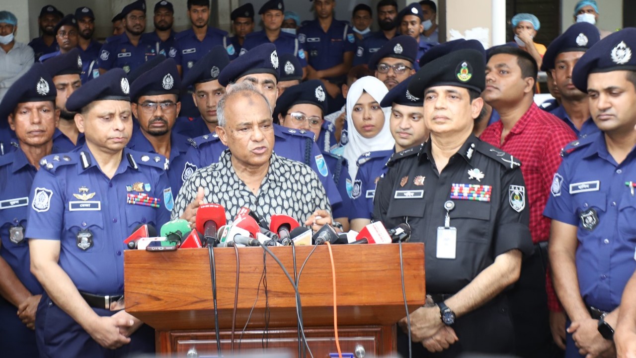 নির্বাচনের আগেই সব অবৈধ অস্ত্র উদ্ধার করতে হবে : স্বরাষ্ট্র উপদেষ্টা