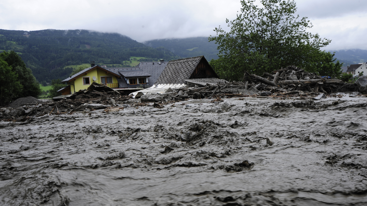 বেইজিংয়ের নার্সিংহোমে বন্যায় মৃত্যু ৩১ প্রবীণের