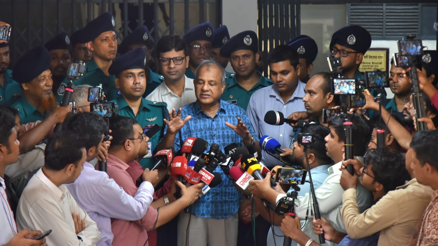 অপকর্ম করলে কাউকেই ছাড় নয়: স্বরাষ্ট্র উপদেষ্টা