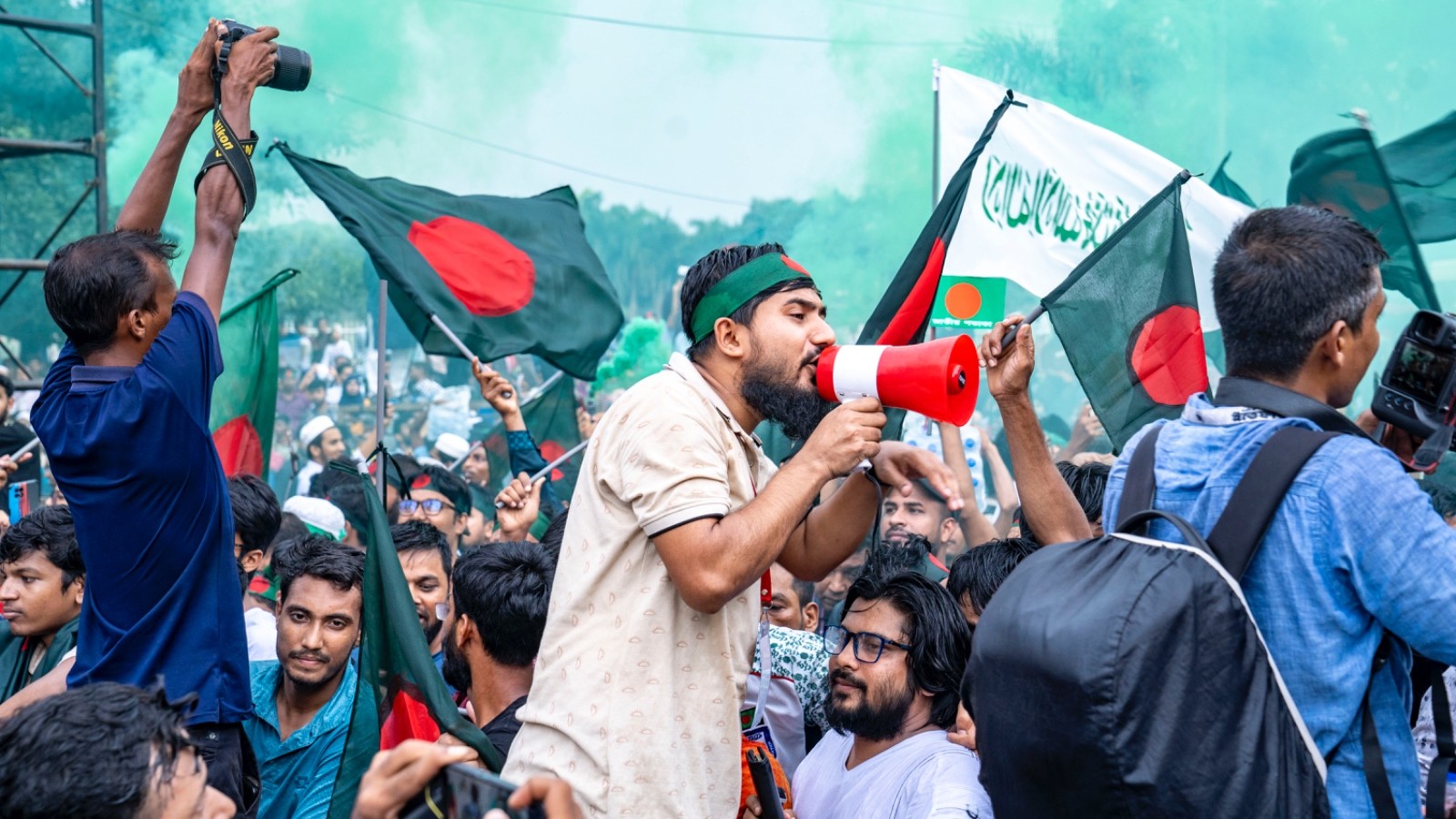 শাহবাগে শহীদদের স্মরণে জনতার পুষ্পস্তবক অর্পণ