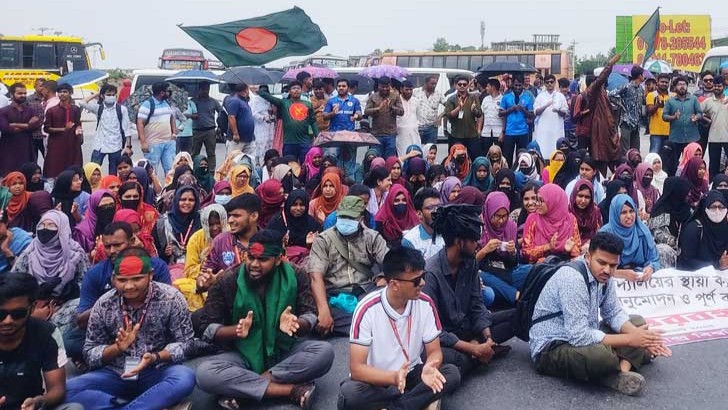 স্থায়ী ক্যাম্পাস দাবিতে সড়ক অবরোধে রবীন্দ্র বিশ্ববিদ্যালয়ের শিক্ষার্থীরা