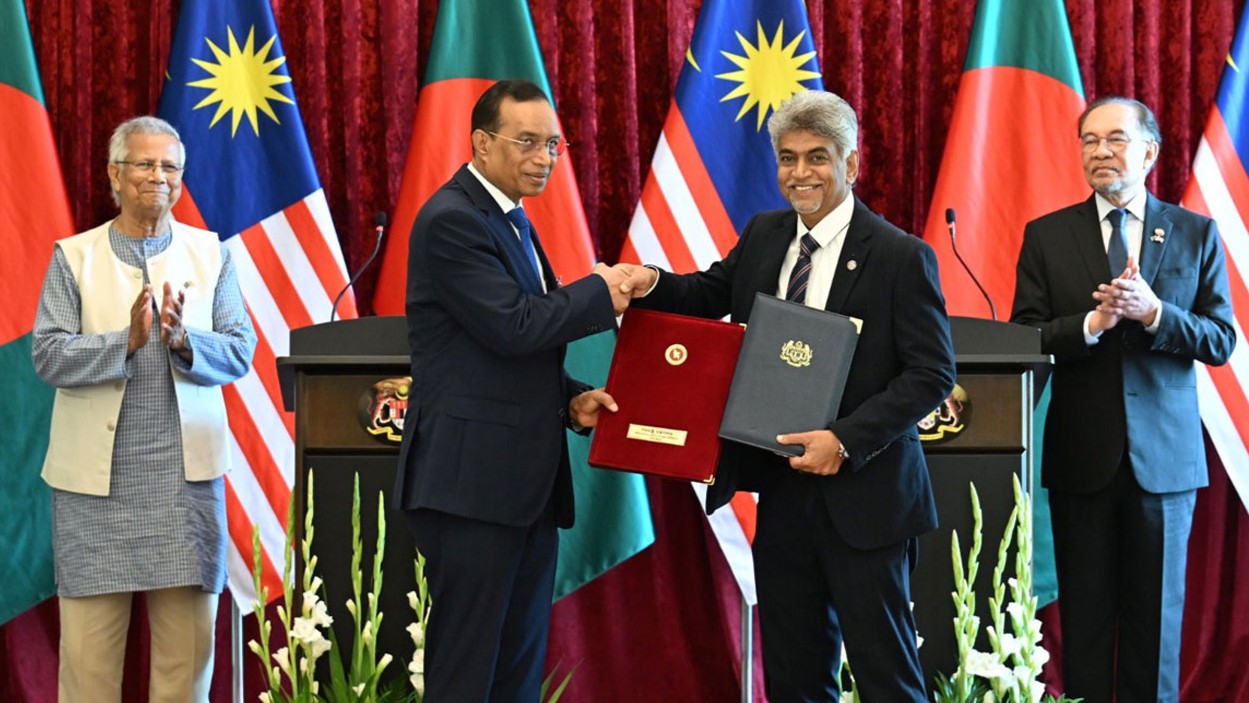 মালয়েশিয়ায় প্রধান উপদেষ্টার সফর ও দ্বিপাক্ষিক সম্পর্ক জোরদারের অঙ্গীকার