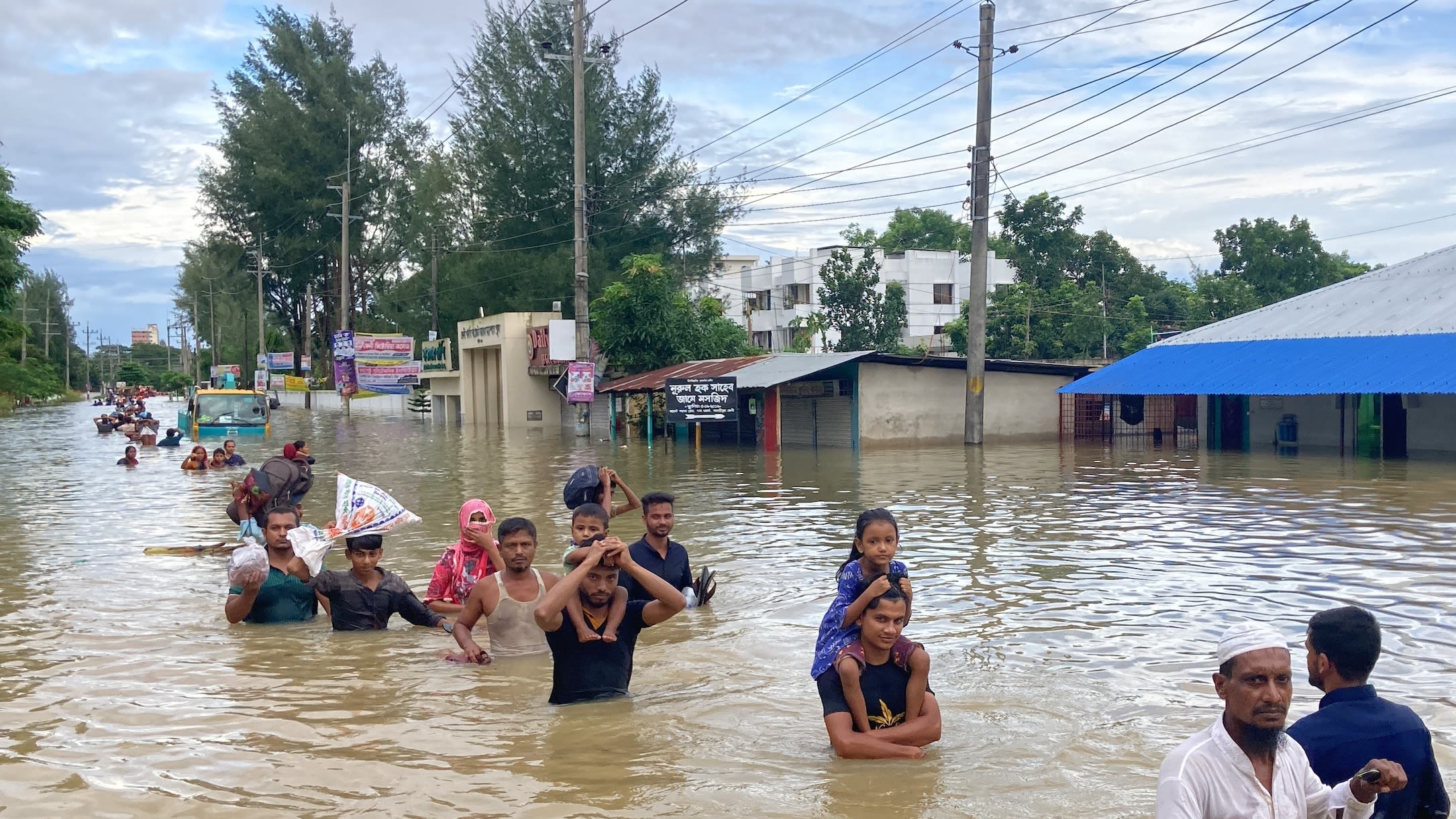 পদ্মা গড়াই নদীর পানি বিপৎসীমা ছুঁইছুঁই