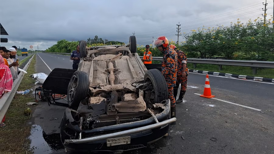 এক্সপ্রেসওয়েতে প্রাইভেটকার দুর্ঘটনায় নিহত তিনজন