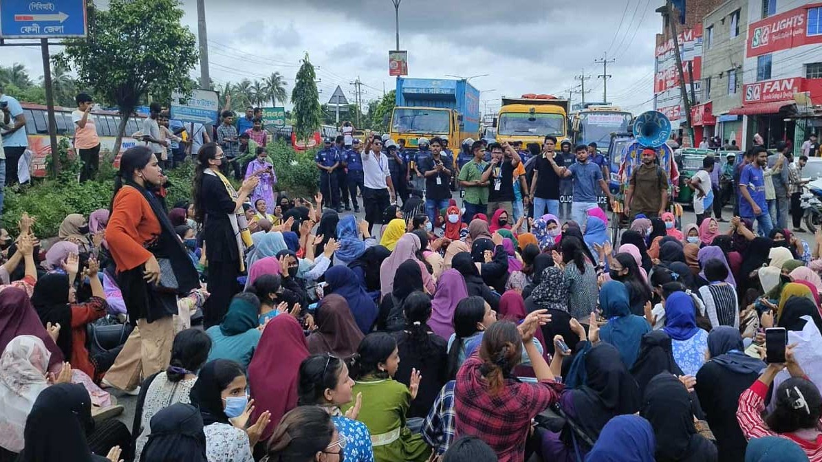 ফেনী ইউনিভার্সিটির শিক্ষার্থীদের মহাসড়ক অবরোধ