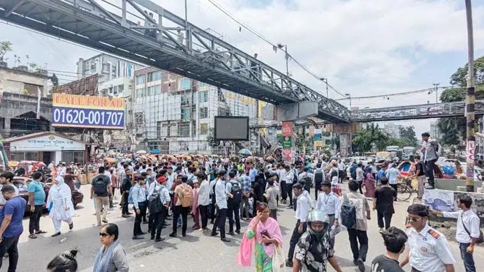ঢাকা সেন্ট্রাল ইউনিভার্সিটি আইন–২০২৫ বাতিলের দাবিতে শিক্ষার্থীদের অবরোধ