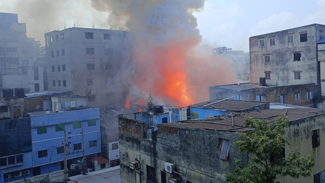 মিরপুরে গার্মেন্টস ও কেমিক্যাল গোডাউনে আগুন