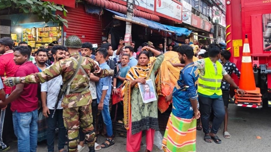 ২৪ ঘণ্টা পরও নেভেনি রূপনগরের রাসায়নিক গুদামের আগুন