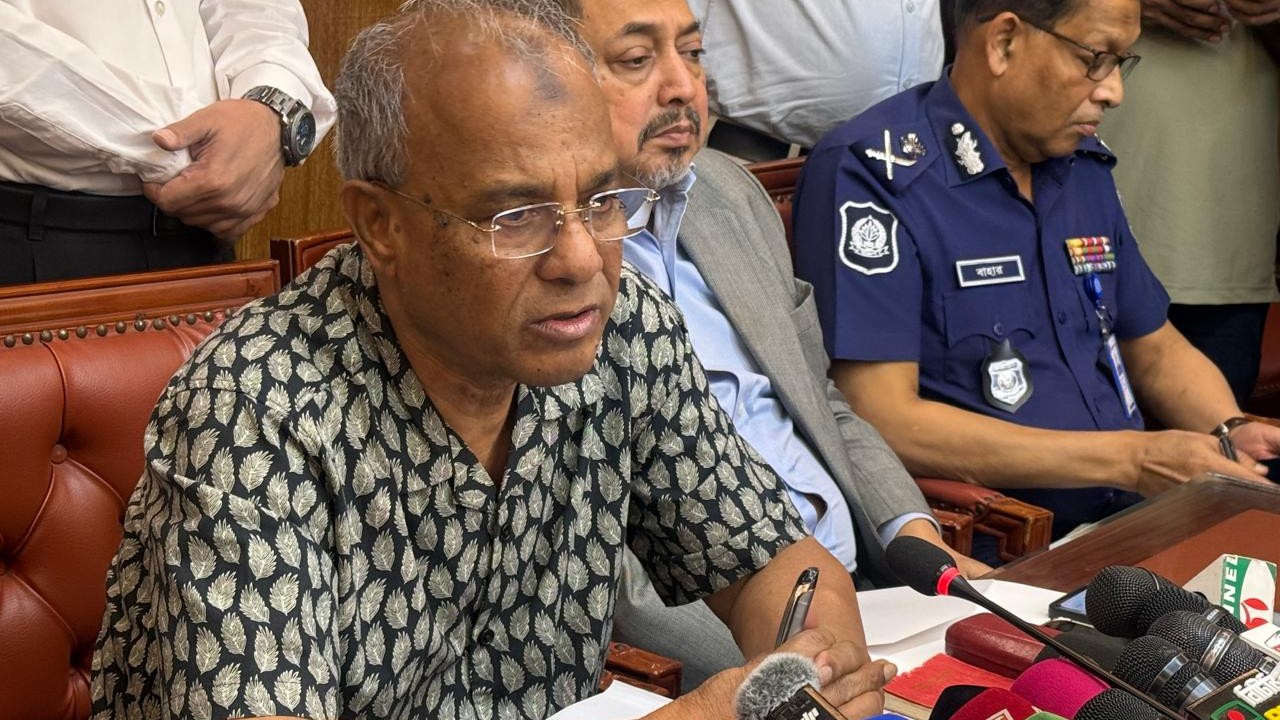 আইনশৃঙ্খলা নিয়ন্ত্রণে থাকা সেনাবাহিনীর সদস্যদের সরিয়ে নেয়ার খবর গুজব : স্বরাষ্ট্র উপদেষ্টা