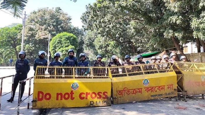 শান্ত ধানমন্ডি ৩২, পাহারায় আইনশৃঙ্খলা বাহিনী