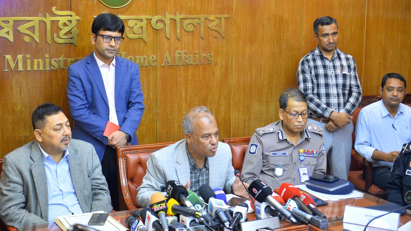 তারেক রহমানের নিরাপত্তা দিতে প্রস্তুত সরকার : স্বরাষ্ট্র উপদেষ্টা