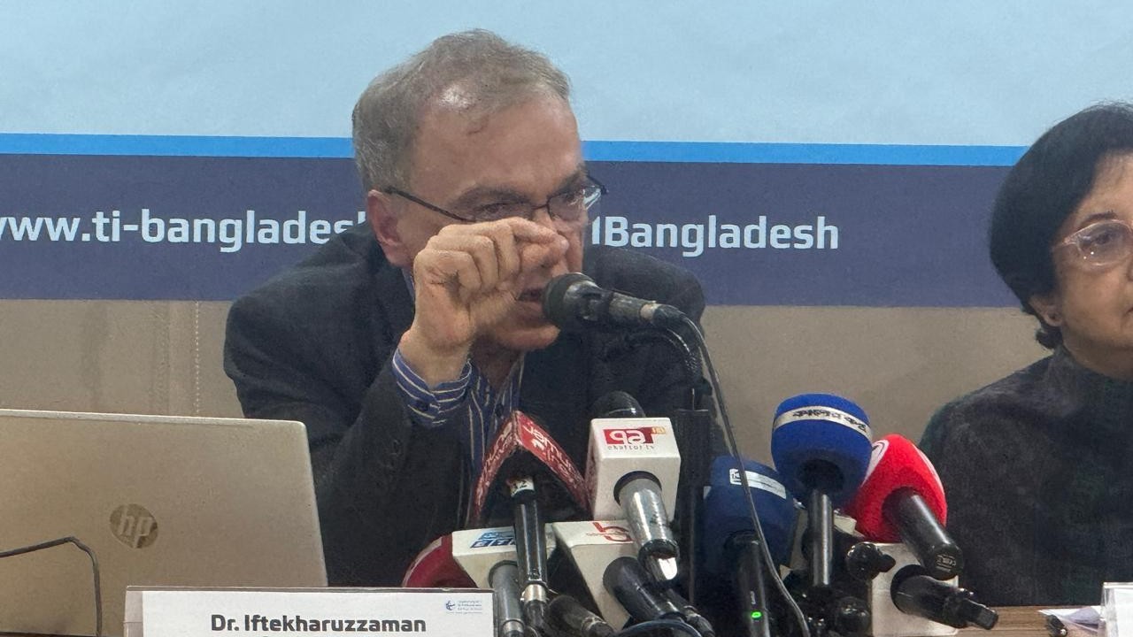 আমলাতন্ত্রের কাছে আত্মসমর্পণ করেছে অন্তর্বর্তী সরকার: ড. ইফতেখারুজ্জামান