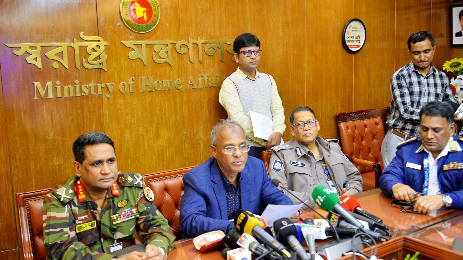 নির্বাচনে মাঠে থাকবে ৮ লাখ ৯৭ হাজার আইনশৃঙ্খলা বাহিনীর সদস্য: স্বরাষ্ট্র উপদেষ্টা