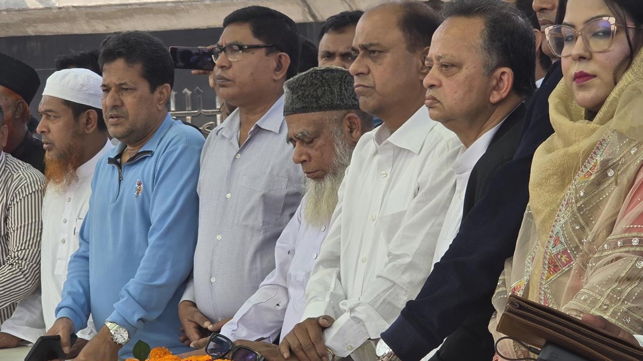 জিয়াউর রহমান ও বেগম খালেদা জিয়ার সমাধিতে ড. জালাল উদ্দিন এর শ্রদ্ধা