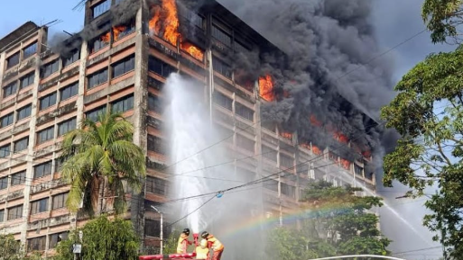 চট্টগ্রামের ২ নম্বর গেট শপিং কমপ্লেক্সে ভয়াবহ আগুন