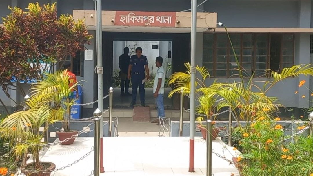 ৬০ বছর বৃদ্ধের বাড়িতে ৪৮ বছরের নারী, বিয়ের দাবীতে অনশন